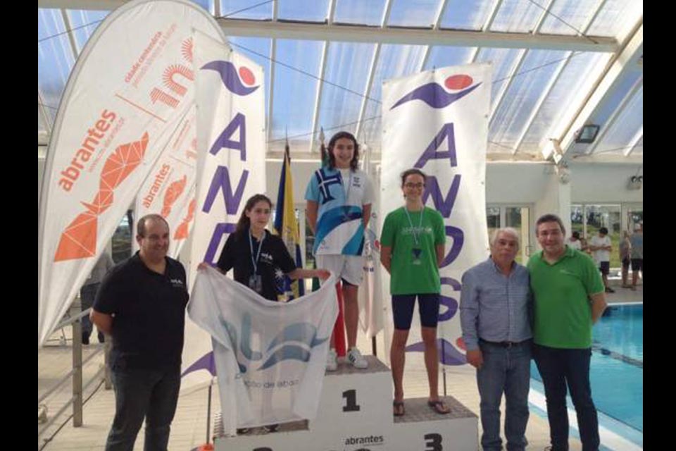 Maria Jardim Costa no lugar mais alto do pódio dos 100 metros bruços.